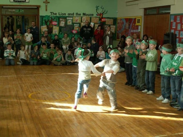 Trench Rod Primary School pupils enjoying the school's annual St.Patrick's Day ceili. Bean an Ti for the day was Mary McGuigan and m usic was provided by
Liam Mullan and Jimmy O Hara.