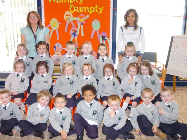 P1 pupils from Trench Road Primary School with Sarah Cairns, teacher, and Martina Orlando, classroom assistant. (1409PG39)