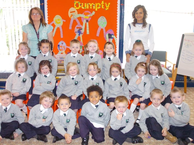 P1 pupils from Trench Road Primary School with Sarah Cairns, teacher, and Martina Orlando, classroom assistant. (1409PG39)