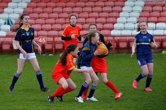 Gaelscoil Éadain Mhóir and Steelstown in action during the Celtic Park Girls’ Primary School Blitz. Photo: George Sweeney.  DER2213GS – 034