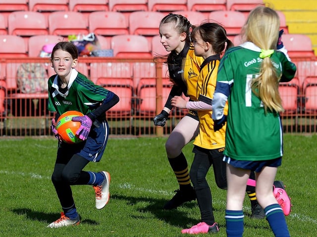 Good Shepherd in action against Glendermott in the Celtic Park Girls’ Primary School Blitz. Photo: George Sweeney. DER2213GS – 027