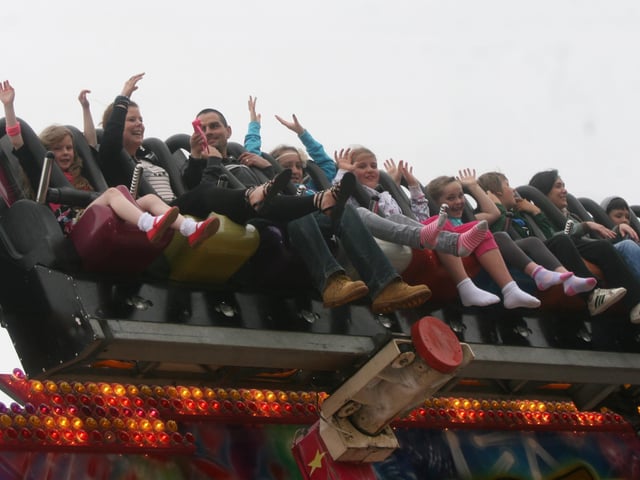 These revellers have time for a wave to the camera at Cullen's Amusements, Shorefront, Buncrana on Sunday afternoon. 2707JM18