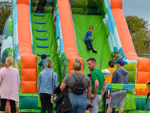 There are lots of entertainment for children at Cullen’s Amusements, in Ebrington.  DER2038GS – 042