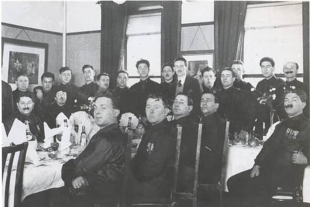 The provision of a meal for members of the local Black Shirts would have presented no problem to any of the men shown here as most of them were involved in the catering industry and it would be no exaggeration to say that most of the city’s fish and chip shops and ice cream parlours were owned by the local Italian community. On the table, HP Sauce appears incongruous alongside bottles of Chianti. [Bigger and McDonald Collection)