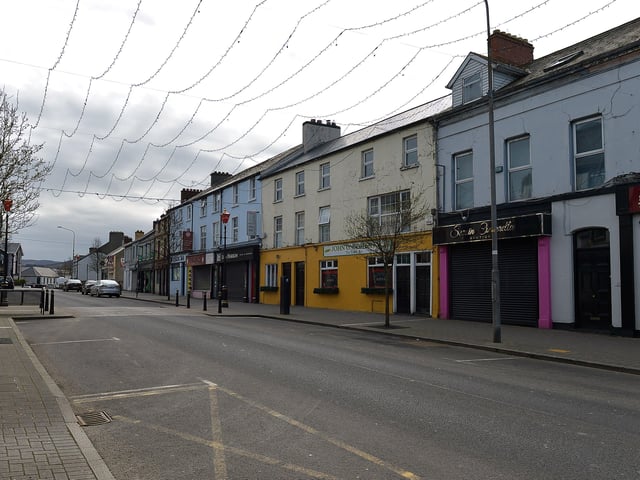A deserted Main Street in Buncrana on Thursday afternoon last as businesses and the general public adhere to the COVID -19 restrictions. DER1320GS - 009