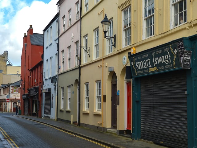 Shuttered business premises in London Street. DER1220GS - 018
