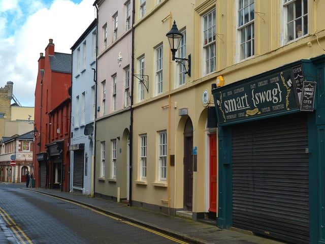 Shuttered business premises in London Street. DER1220GS - 018