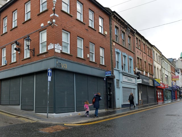 Many businesses in Ferryquay Street are closed. DER1220GS - 021