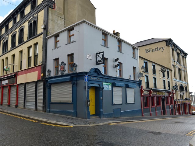Cafes and pubs closed in the city centre. DER1220GS - 022