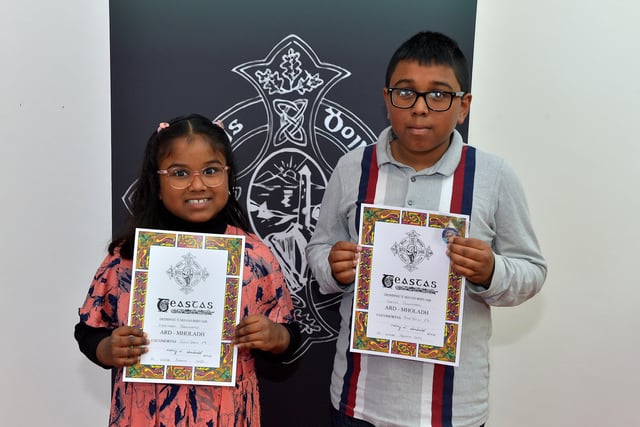 Keerthana Thangasamy was Highly Commended for P3 Girls Verse while Karthik Thangasamy was Highly Commended for P7 Boys Verse at the Féis Dhoíre Cholmcílle, held in Millennium Forum. DER2216GS  065