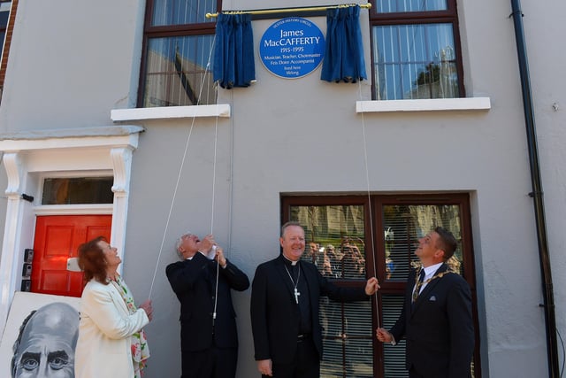 Una O'Somacháin, Pat MacCafferty, Archbishop Eamon Martin Primate of All Ireland  and Mayor Graham Warke unveil the Ulster Circle Blue Plaque in honour the late James MacCafferty outside his former home in Francis Street, Derry, on Saturday afternoon last.  Photo: George Sweeney. DER2216GS – 223
