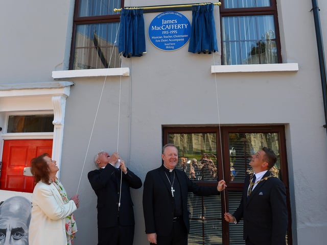 Una O'Somacháin, Pat MacCafferty, Archbishop Eamon Martin Primate of All Ireland  and Mayor Graham Warke unveil the Ulster Circle Blue Plaque in honour the late James MacCafferty outside his former home in Francis Street, Derry, on Saturday afternoon last.  Photo: George Sweeney. DER2216GS – 223