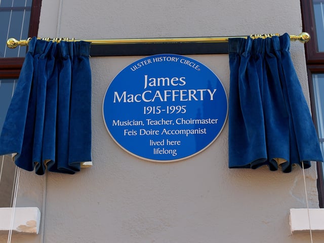 The Ulster Circle Blue Plaque in honour the late James MacCafferty unveiled outside his former home in Francis Street, Derry, on Saturday afternoon last.  Photo: George Sweeney. DER2216GS – 224