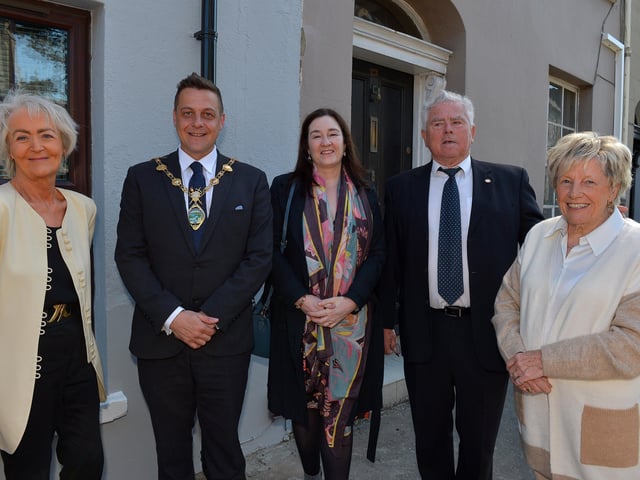 Dr Nuala McAllister, Ulster History Circle, Mayor Graham Warke, Roisin Doherty, Pat MacCafferty and Jeanette Warke, Cathedral Youth Club pictured at the unveiling of a Blue Plaque in honour the late James MacCafferty outside his former home in Francis Street, Derry, on Saturday afternoon last. Photo: George Sweeney. DER2216GS – 220