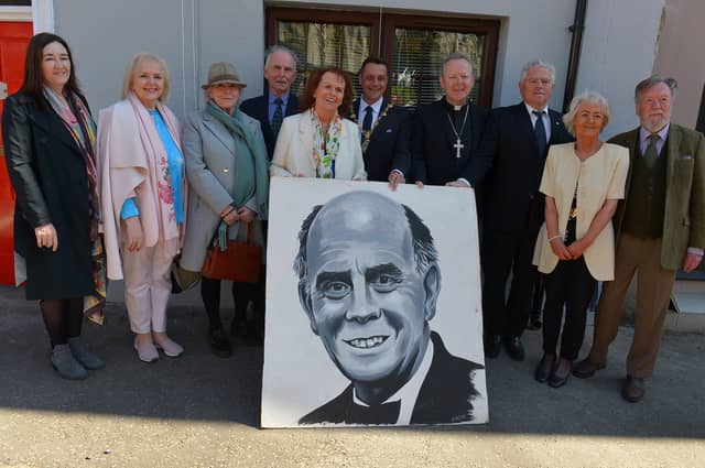 Members of the late James MacCafferty’s family pictured with Mayor Graham Warke, Archbishop Eamon Martin Primate of All Ireland and Dr Una McAllister-Hart and Chris Spur from The Ulster History Circle at the unveiling of a Blue Plaque outside his former home in Francis Street, Derry, on Saturday afternoon last. Photo: George Sweeney. DER2216GS – 225
