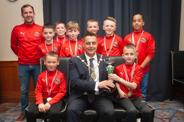The Mayor, Graham Warke presenting Newell Academy U11s with the Summer Cup at Thursday night's awards. At the back is coach Sandy Gillespie. Picture by Jim McCafferty