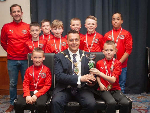 The Mayor, Graham Warke presenting Newell Academy U11s with the Summer Cup at Thursday night's awards. At the back is coach Sandy Gillespie. Picture by Jim McCafferty