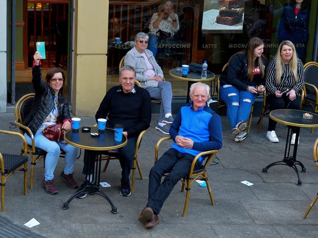 Jazz fans at the Millennium Forum Piazza over the Jazz Festival weekend. Photo: George Sweeney. DER2217GS – 092