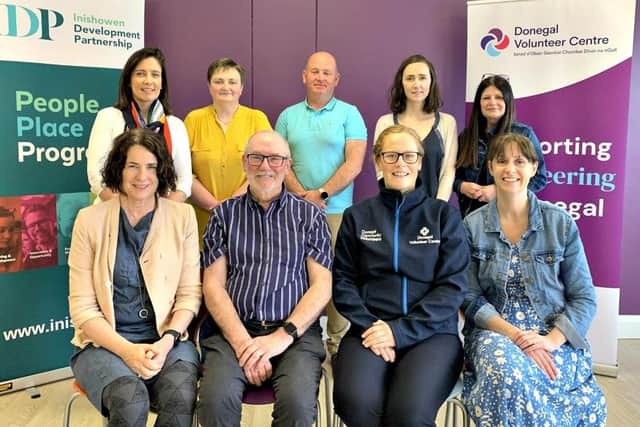 Front Row: Denise Mc Cool, Inishowen Development Partnership; John Doherty, Colgan
Community & Resource Centre; Alison Mc Laughlin, Donegal Volunteers Centre; Helen Nolan,
Spraoi agus Spórt; Back Row: Aine Mc Laughlin, Inishowen Development Partnership; Sandra
Leeper, Colgan Community & Resource Centre; Philip Mc Laughlin, Carndonagh GAA Club &
Barrack Hill Town Park, & the Christmas Tree Committee; Rachel Grant, Inishowen Development
Partnership; Ailish Tully, 8 th Donegal Scouts Carndonagh & St Patricks GNS Carndonagh.