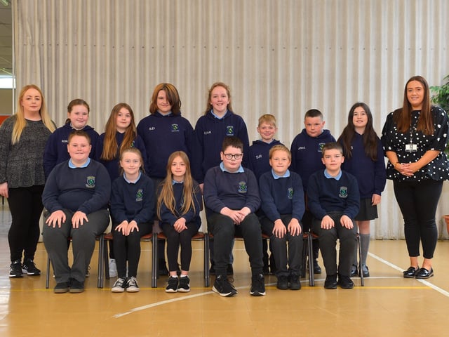 P7 pupils at Ashlea Primary School with teacher Miss Williamson, on the right, and Miss Simpson teaching assistant. DER22019GS – 154