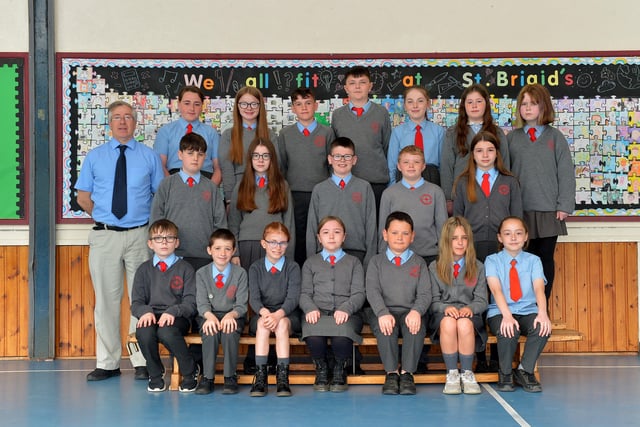 Mr O’Doherty with his P7 class at St Brigid’s Primary School. DER222GS – 013