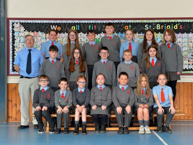 Mr O’Doherty with his P7 class at St Brigid’s Primary School. DER222GS – 013