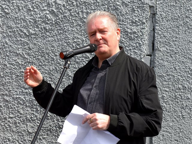 Artist Joseph Campbell speaking at the unveiling of a mural commemorating the 90th Anniversary of the landing of Amelia Earhart in Derry on the gable wall of the Eurospar ( Gallaigh Co-Op) on Friday afternoon last. Photo: George Sweeney. DER2220GS – 062