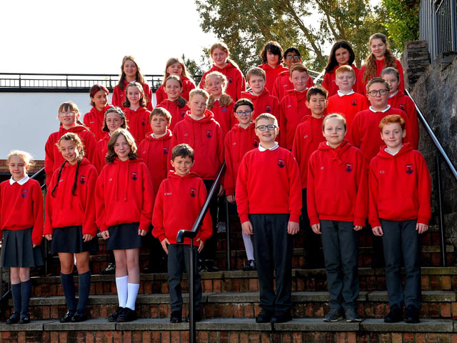 Mrs A Fields’ P7 Class at Lisnagelvin Primary School. DER2220GS – 011