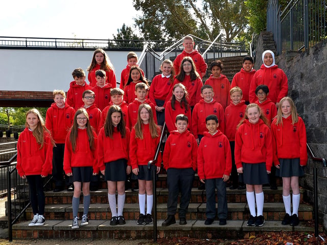 Mr A McArthur’s P7 Class at Lisnagelvin Primary School. DER2220GS – 009