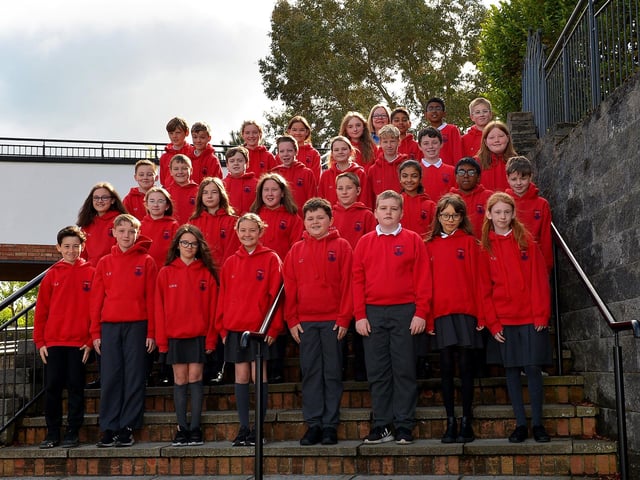 Mrs R Taggart’s P7 Class at Lisnagelvin Primary School with Mrs Cammack. DER2220GS – 010