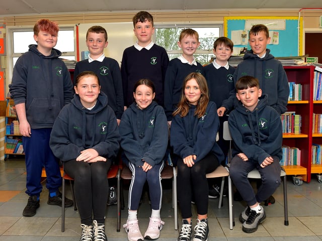 Ms Mhic Giolla Bhuí ‘s Rang 7 class at Bunscoil Cholmcille. DER2220GS – 007