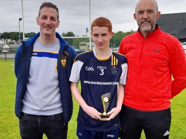 Conor O’Donnell of St. Columb’s College and Doire Trasna receives his ‘Player of the Tournament’ award from Steelstown Brian Ogs Chairman Paul O’Hea (left) and ‘A’ final referee, Gavin Hegarty.