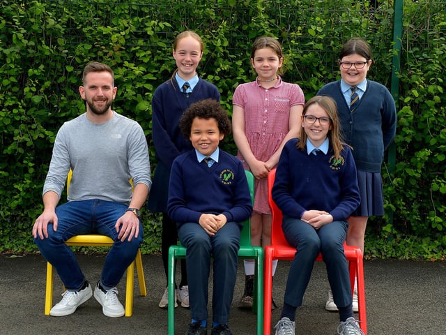 Mr Séanna " Coinn’s with his Rang 7 class at Gaelscoil na Daroige. DER2222GS – 065