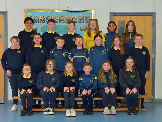 Rang 7 class at Gaelscoil Eadain Mhoir. DER2222GS - 031