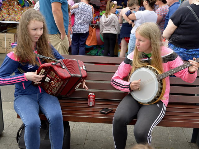 Sisters Saoirse and Shannon Duggan, from Buncrana, pictured at the Foyle Maritime Festive on Saturday afternoon last. DER2818GS055