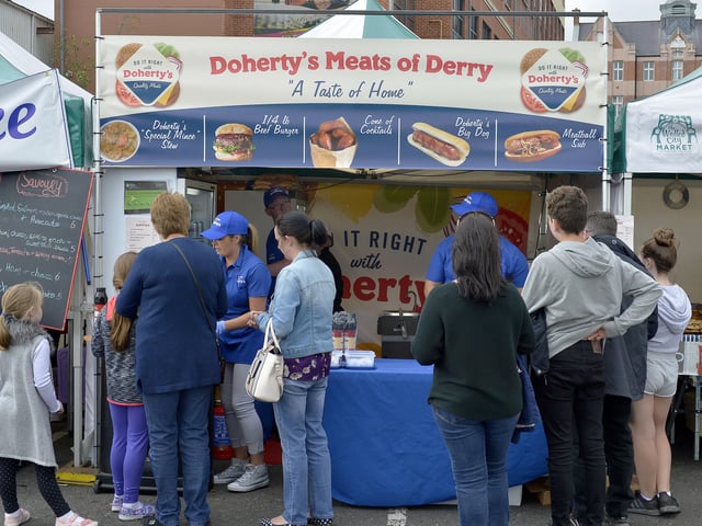 A queue for Doherty’s sausages and burgers at the Foyle Maritime Festive on Saturday afternoon last. DER2818GS056