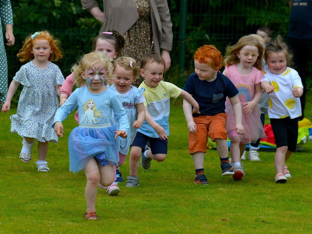The three years old and under children’s race gets underway at the Muff Family Funday held on Sunday afternoon last. Photograph: George Sweeney. DER2228GS – 024