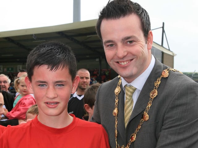 y©/Presseye.com - 24th July 2010. Press Eye Ltd - Northern Ireland. Foyle Cup 2010. U-12 Cup Final Linfield V NW Coleraine Youth League. The Mayor of Derry Councillor Colum Eastwood presenting the U-12 Player of the Tournament to Gareth Doherty (NW Coleraine).
Mandatory Credit Photo Lorcan Doherty / Presseye.com