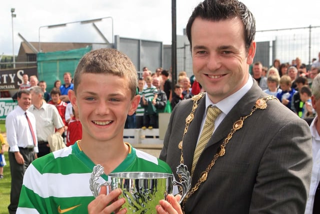 y©/Presseye.com - 24th July 2010. Press Eye Ltd - Northern Ireland. Foyle Cup 2010. U-14 Cup Final. Celtic V Hearts. The Mayor of Derry, Councillor Colum Eastwood presenting the U-12 Cup to Celtic captain Calum Waters.
Mandatory Credit Photo Lorcan Doherty / Presseye.com