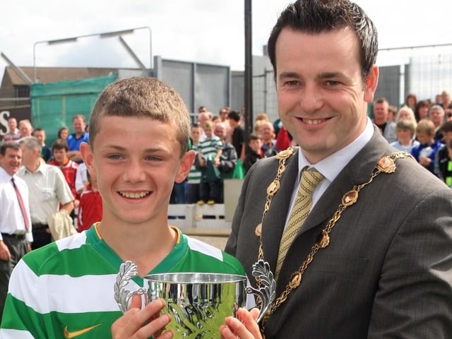 y©/Presseye.com - 24th July 2010. Press Eye Ltd - Northern Ireland. Foyle Cup 2010. U-14 Cup Final. Celtic V Hearts. The Mayor of Derry, Councillor Colum Eastwood presenting the U-12 Cup to Celtic captain Calum Waters.
Mandatory Credit Photo Lorcan Doherty / Presseye.com