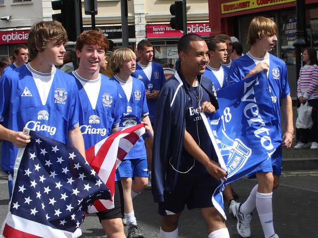 Everton Soccer team, from America, show the flag at the Foyle Cup parade to the city centre. LS2910-576MT.
