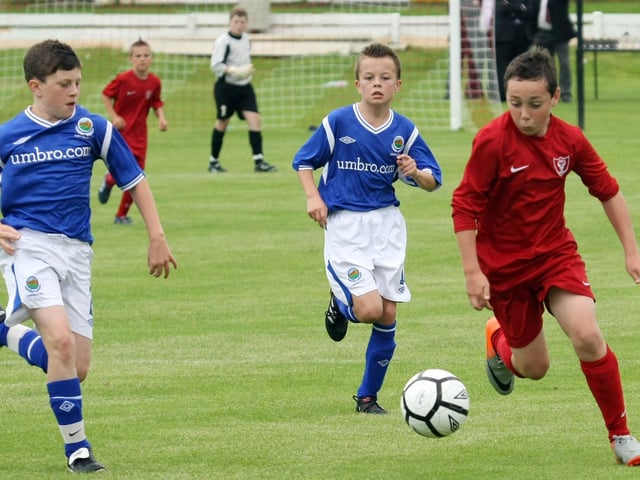 Dermot McDermot makes a run for NW & Coleraine Youth League, against Linfield, in the U12 Cup Final, during the Foyle Cup 2010.  2407GM20