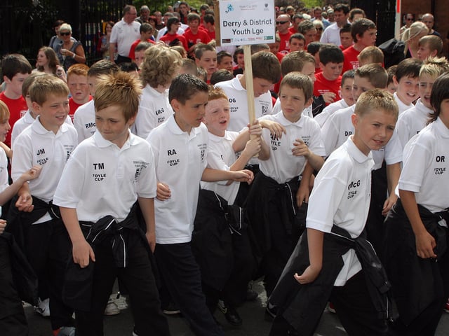 Young people with the Derry & District Youth League, taking part in the Foyle Cup parade. LS2910-574MT.