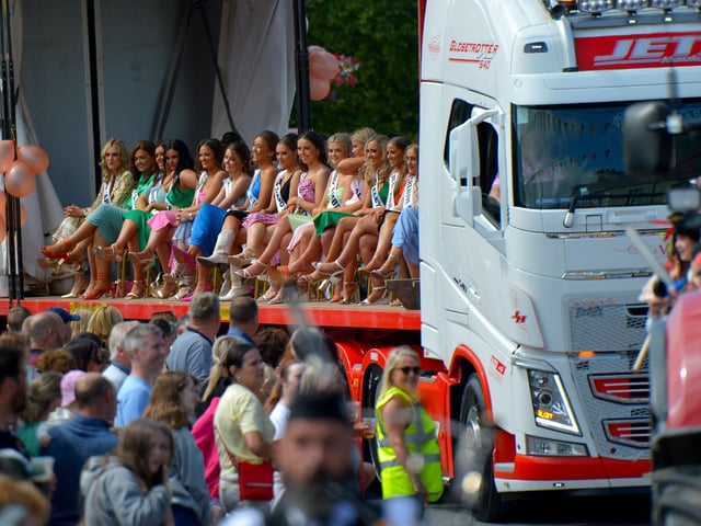 The Festival Queens arrived at the Clonmany Festival Parade held on Sunday afternoon last. Photo: George Sweeney.  DER2231GS – 019