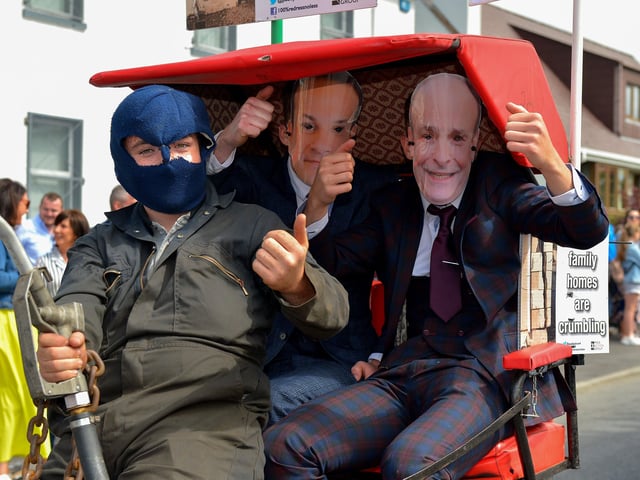 Senior politicians at the Clonmany Festival Parade held on Sunday afternoon last. Photo: George Sweeney.  DER2231GS – 009