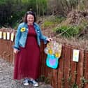 Geraldine Mullan pictured with sunflowers made by Gaelscoil Riabhach, Co. Galway