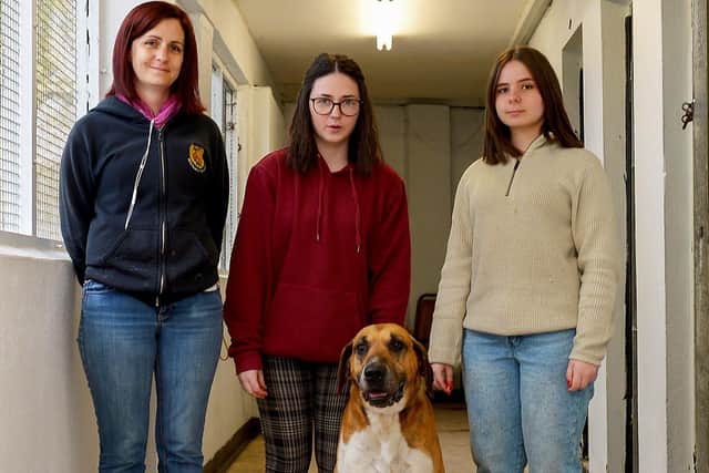 Lisa Patton, owner / manager Pet FBI, and her daughters Rachel and Amy pictured with Napoleon who was rehomed last weekend. DER2118GS – 025