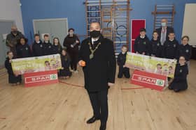 Mayor Brian Tierney with P7 pupils at St. Patrick's PS, Pennyburn, who took part in the Healthy Kidz Challenge. Included on left, Stephen McCallion, teacher, Gail Kinkead, Healthy Kidz Challenge organiser, and on right, Eamon Devlin, school principal. (Photo - Tom Heaney, nwpresspics)