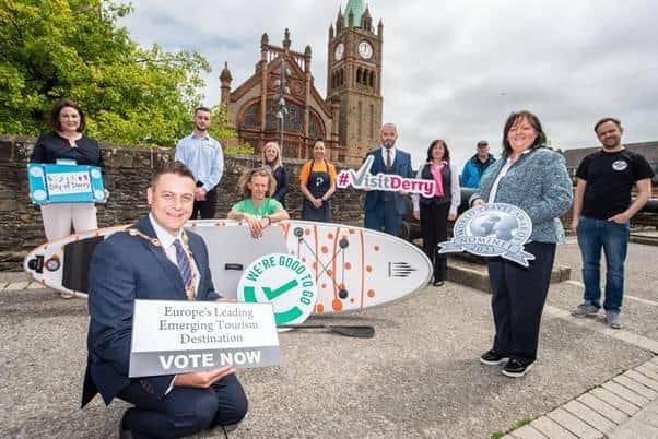 Mayor Alderman Graham Warke with Visit Derry chair Michelle Simpson and Chief Executive Odhran Dunne. Supporting the voting are industry members, Brenda Morgan, City of Derry Airport, Ethan Dunlop, City Cabs, Lawrence McBride, Far and Wild, Carla McDevitt, Airporter, Kiera Duddy, The Pickled Duck, Bronagh Masoliber, Visit Derry. David Douglas, Derrie Danders and James Huey, Walled City Brewery.