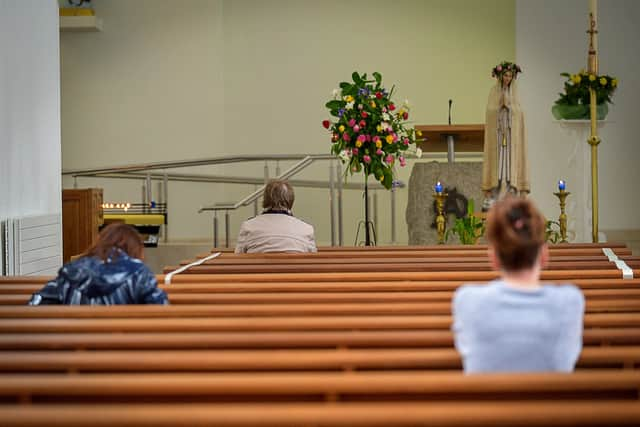 Parishioners at prayer. DER2120GS - 048